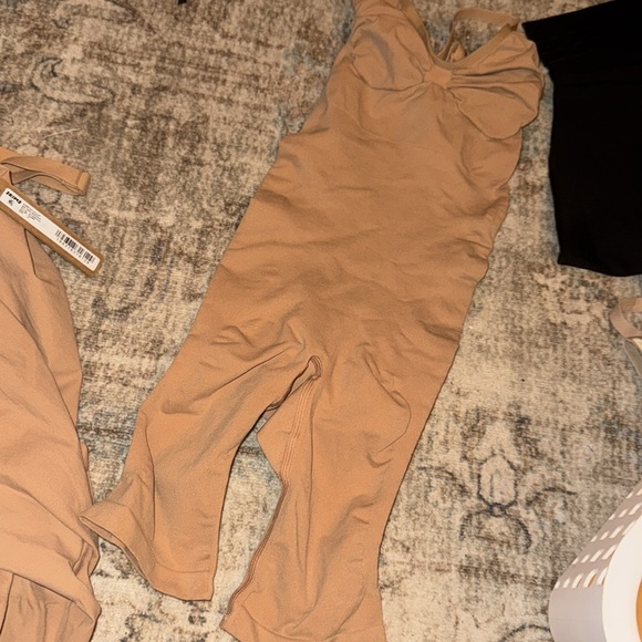 SKIMS Cream Shapewear Bodysuit with Full Coverage and Scoop Neckline - Picture 6 of 7